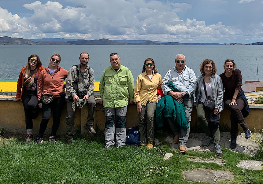 Adela Valero (second from the right in the photo), Santiago Mas-Coma (third) and María Dolores Bargues (fourth from the right) at Lake Titicaca, on their recent official mission to the endemic area of the Bolivian highlands.